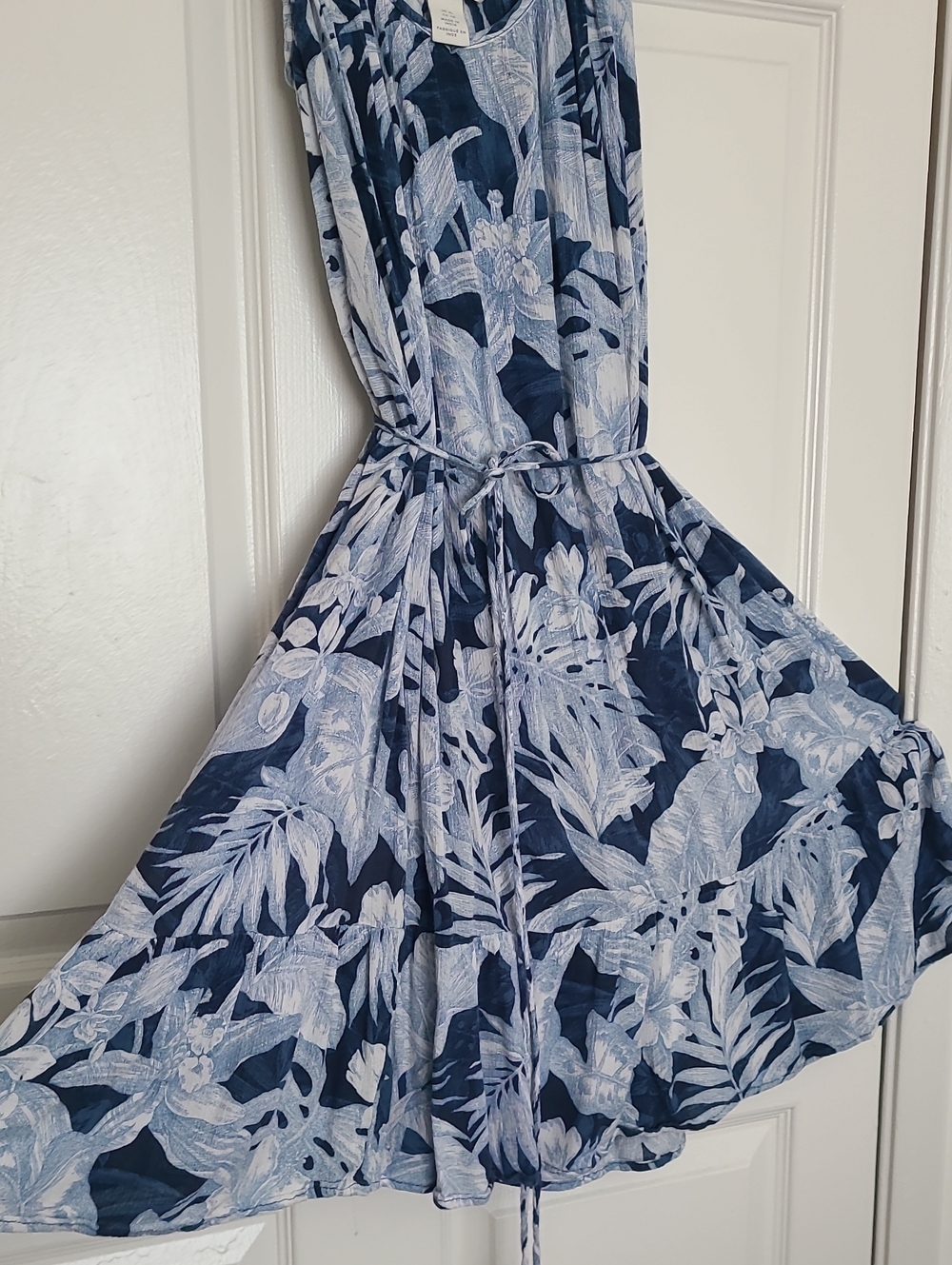 Blue & White Tropical Print Sleeveless Dress - Picture 3 of 7